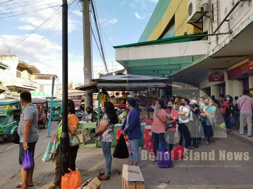 Boholano commuters endure long lines, heat to go home