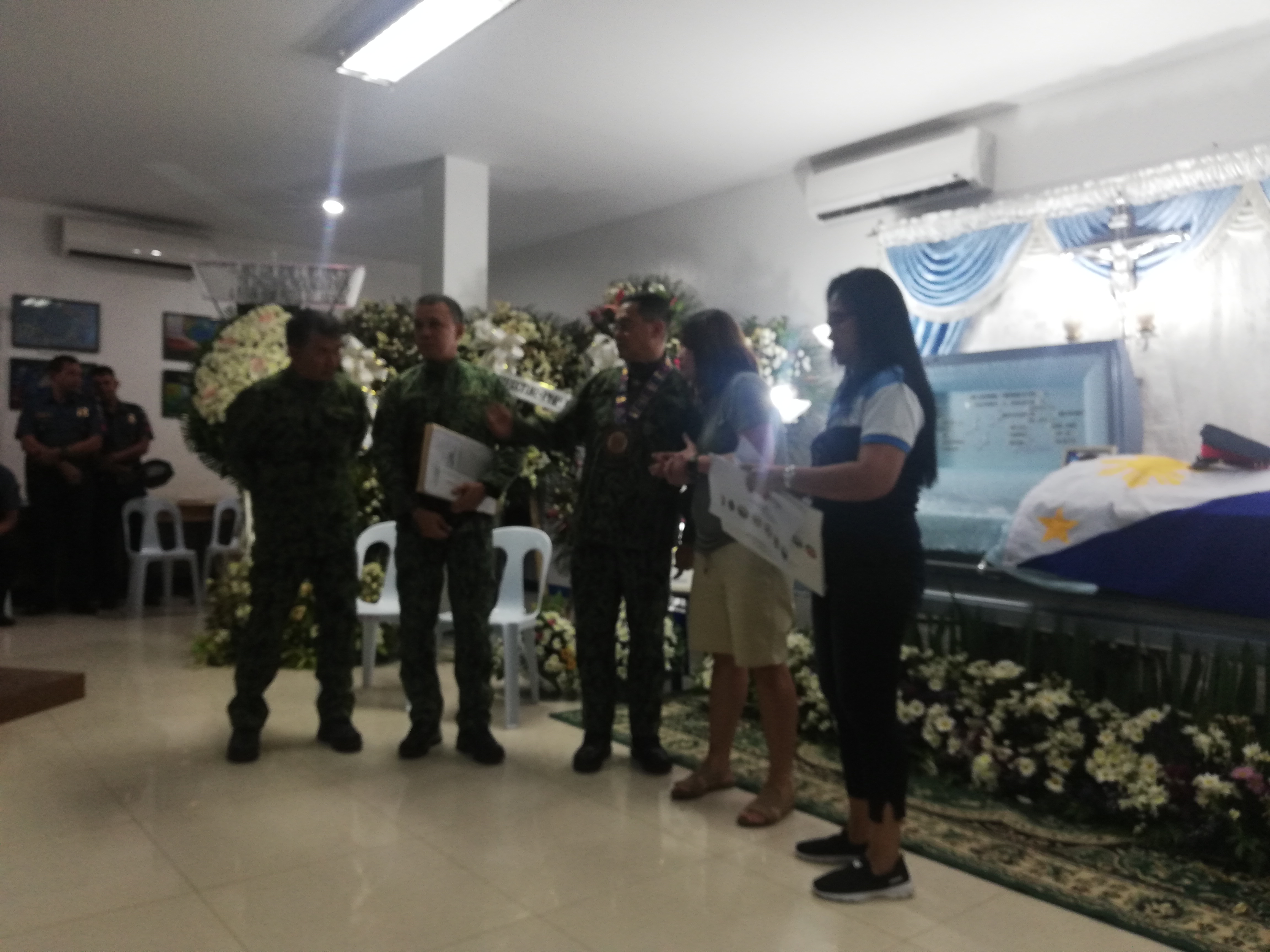 Gamboa visits wake of slain Bohol cop