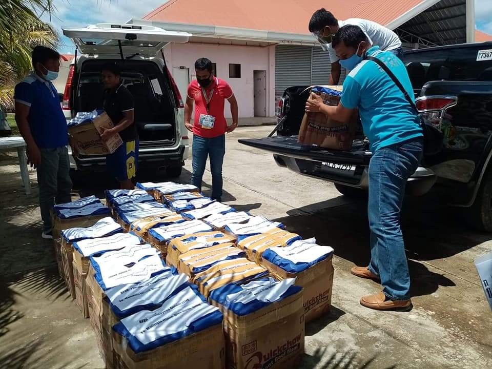 Malingin Island residents receive food packs from BFAR employees