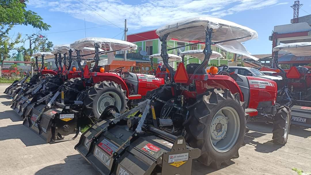 DA-Philmec turnsover farm machineries to Ubay farmers
