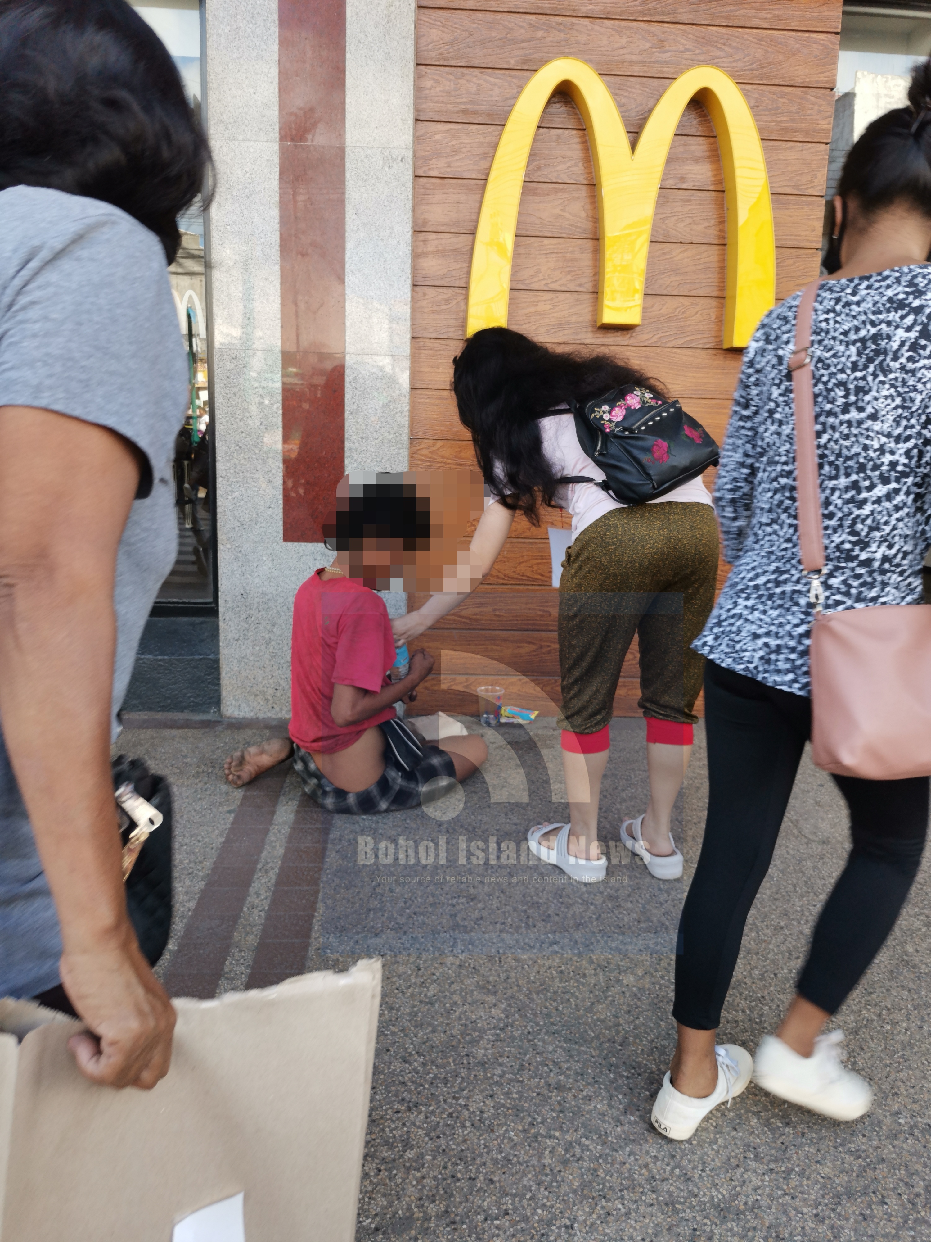 #SpreadKindness: Lady provides food for homeless man along CPG Avenue
