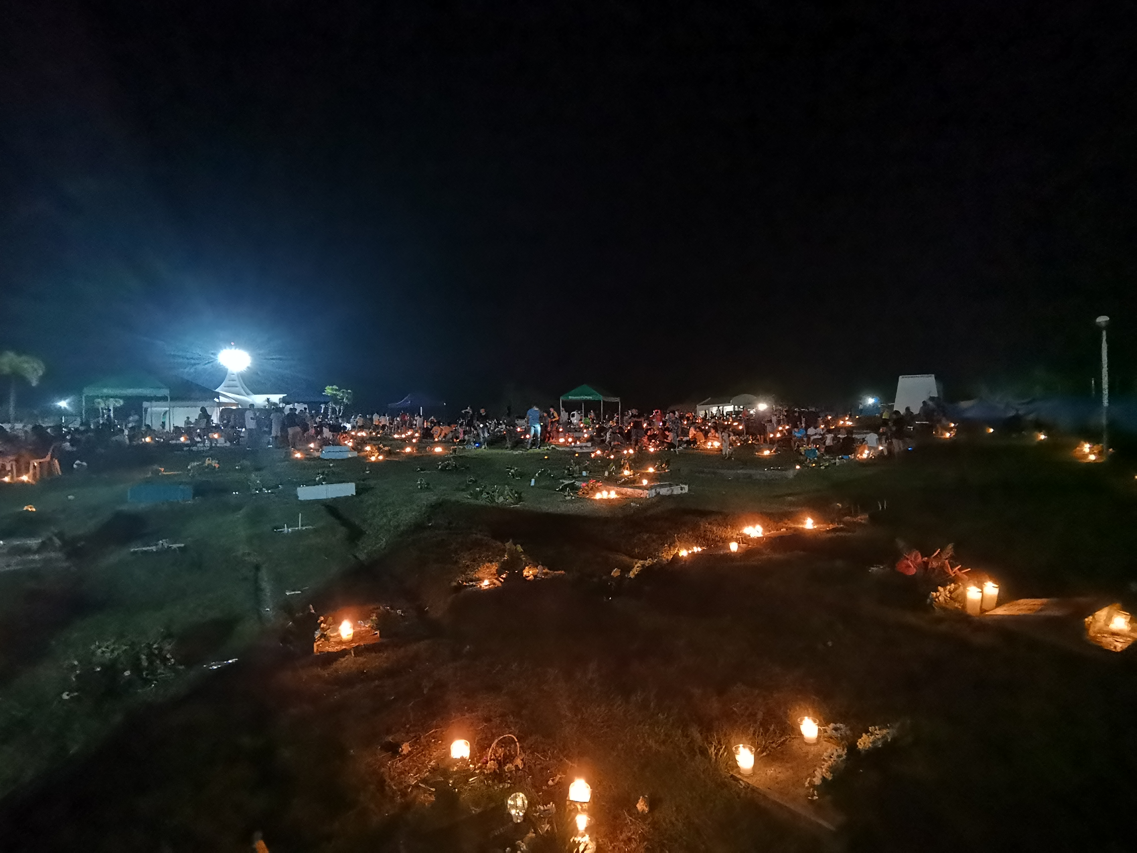 10,000 people visit Victoria Memorial Park on All Souls’ Day