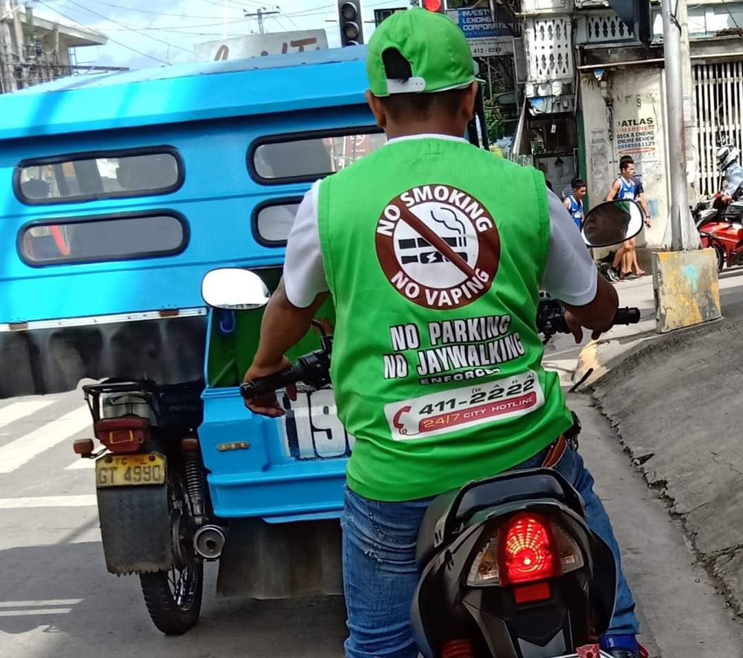 Traffic enforcer spotted without helmet suspended