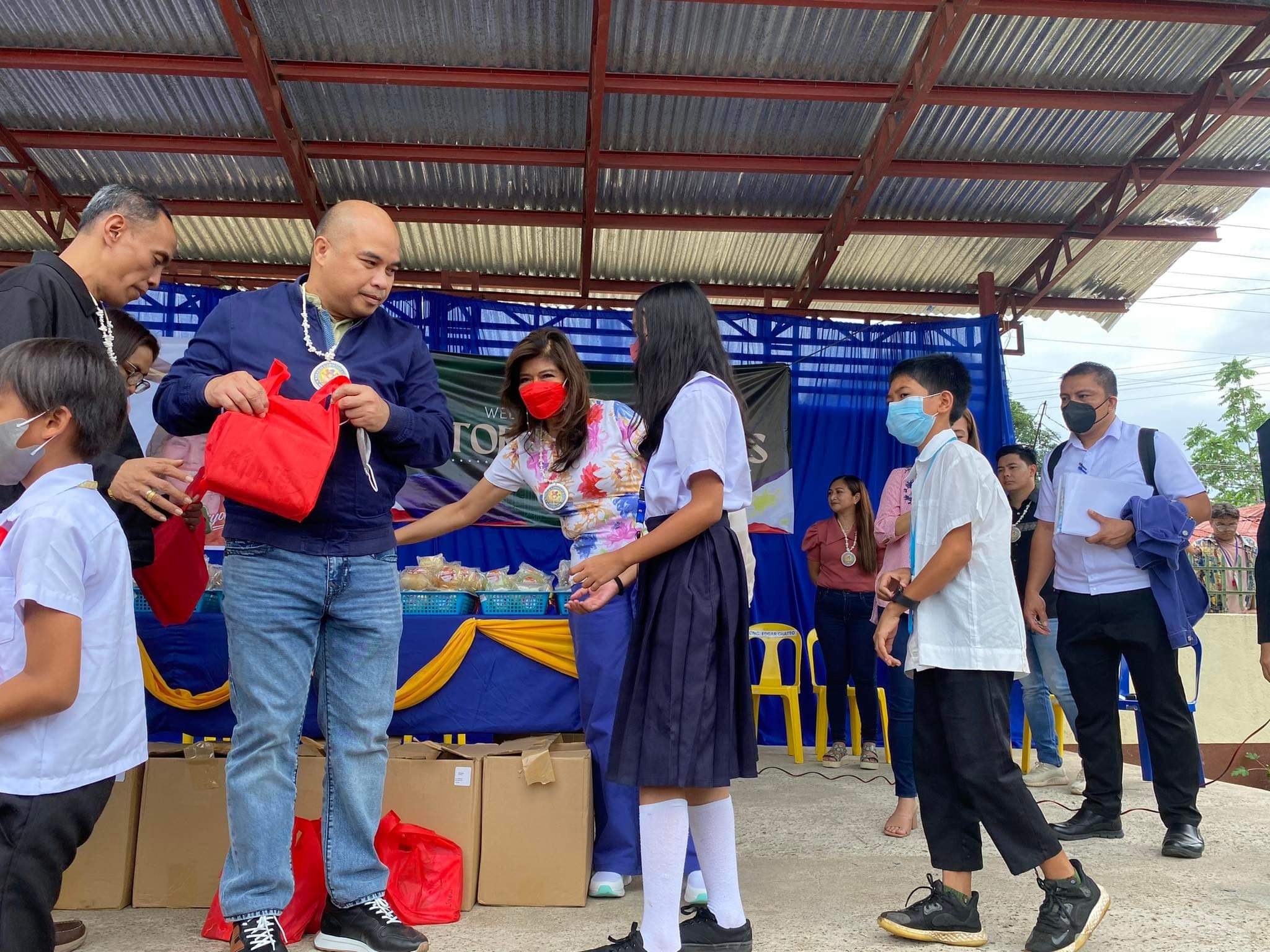 Imee Marcos visits Bohol gives cash aid, Nutribuns