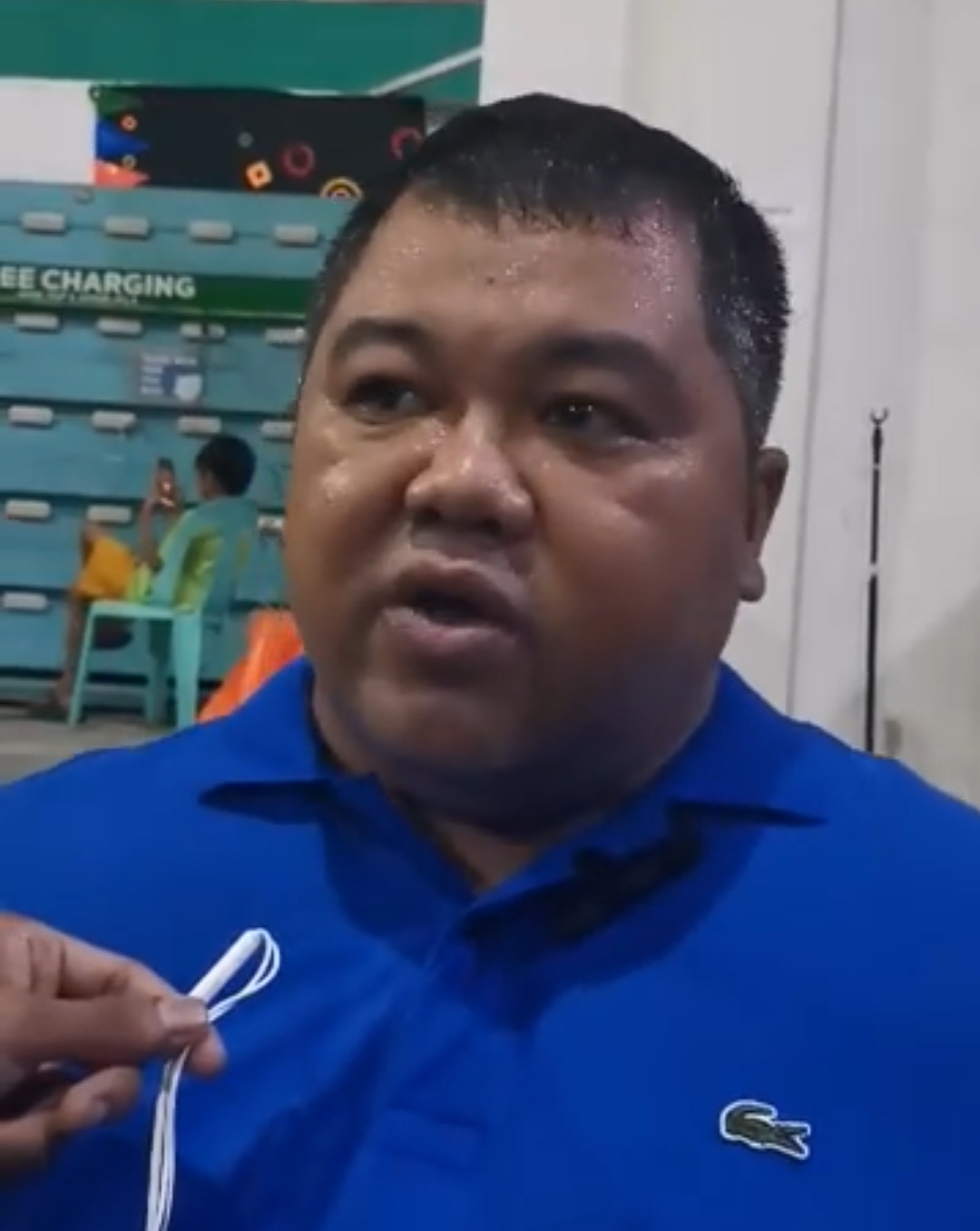 Oliva distributes school supplies to children of fire victims