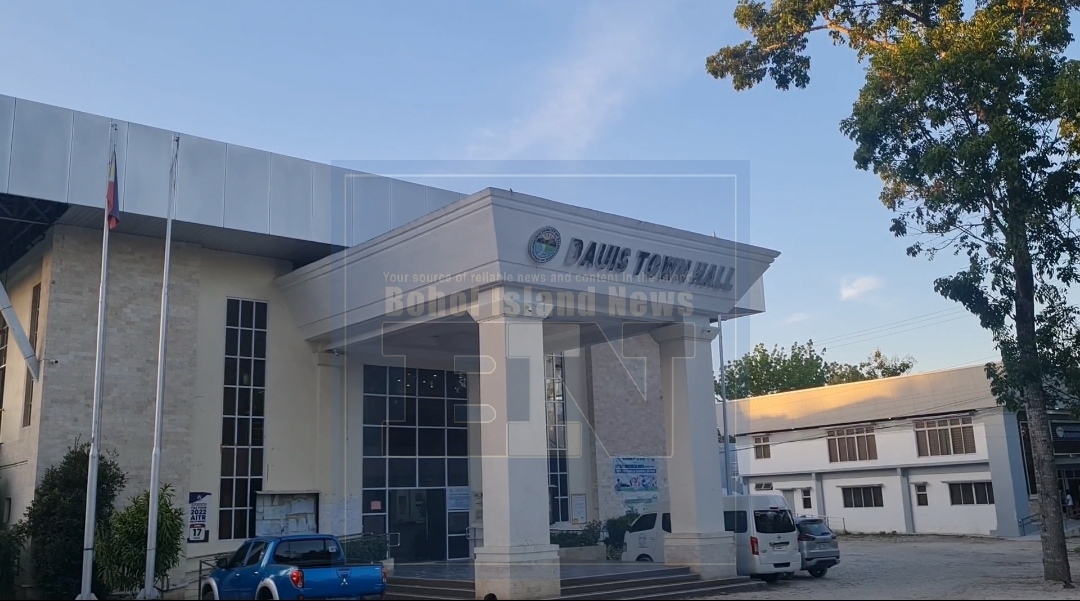 Capitol hands over cash aid to ASF affected hog raisers