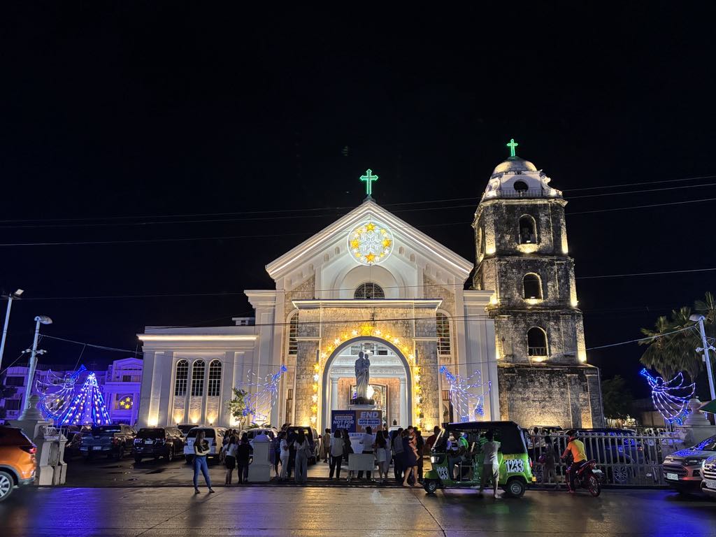 Catholic devotees attend 1st Misa de Gallo at newly lighted St. Joseph Cathedral-Shrine