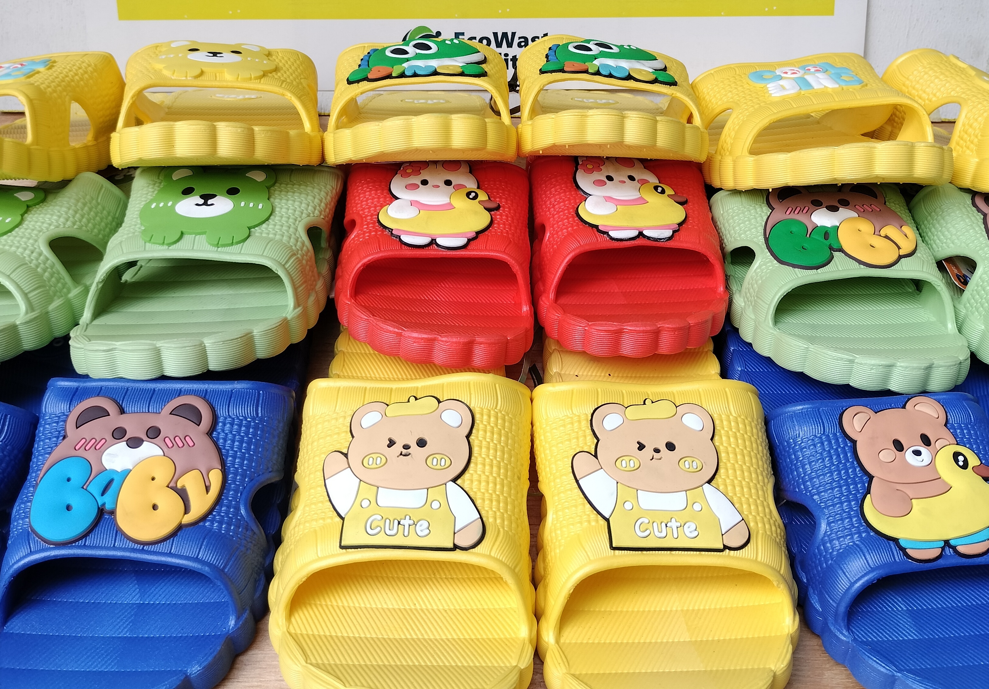 Warning out on kiddie flip flops containing toxic lead 