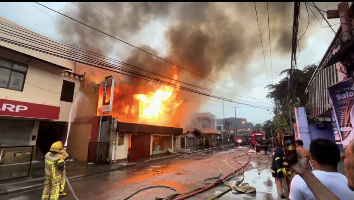 Fire guts boarding houses in Tagbilaran, 17 residents displaced