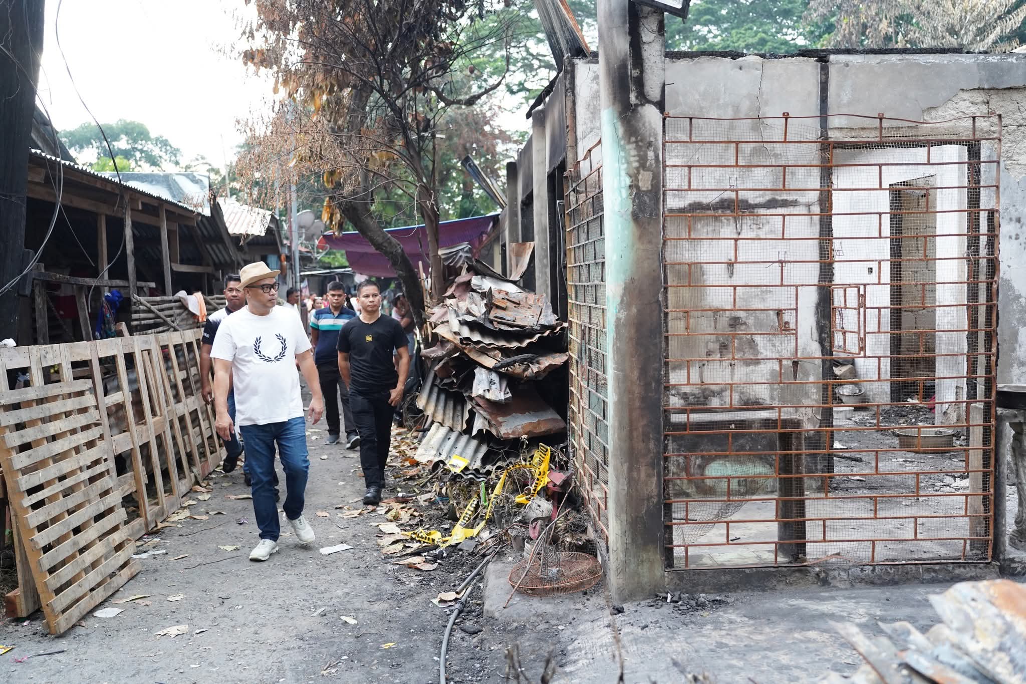 Gov. Aumentado visits fire victims in Booy, Tagbilaran