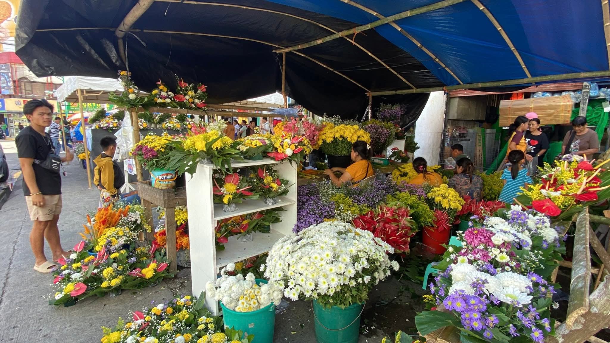 Flower sales remain low in Tagbilaran despite heavy crowds ahead of All Saints’ Day
