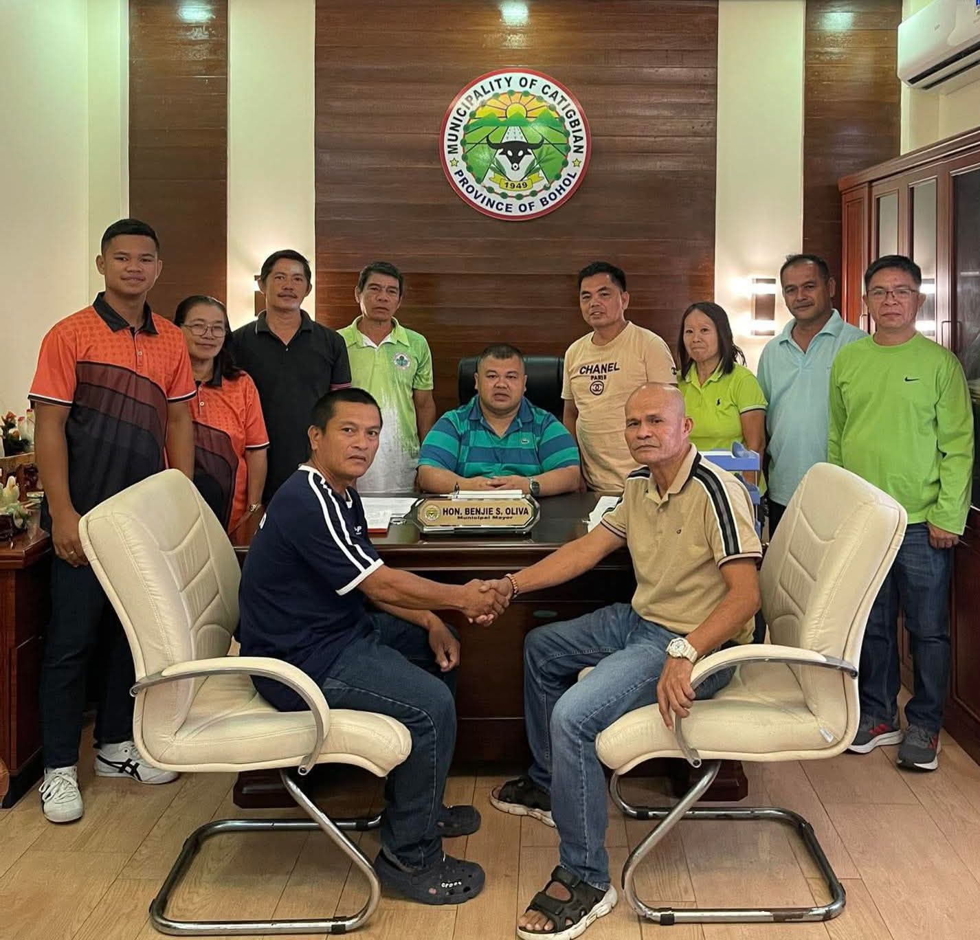 Catigbian Mayor Benjie Oliva steps in to settle viral dispute between Baang officials