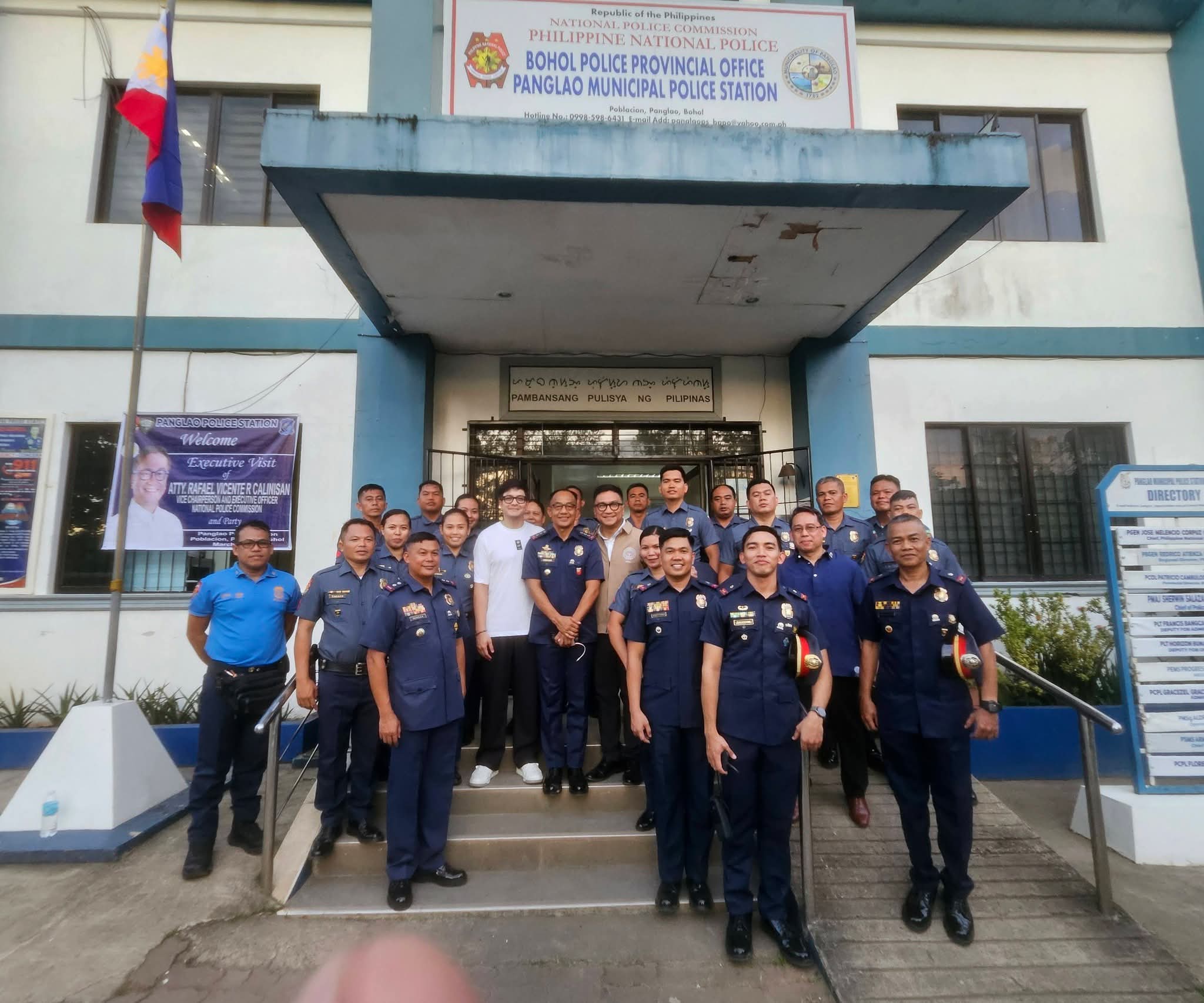 Alden Richards visits Panglao police station, boosts morale of officers