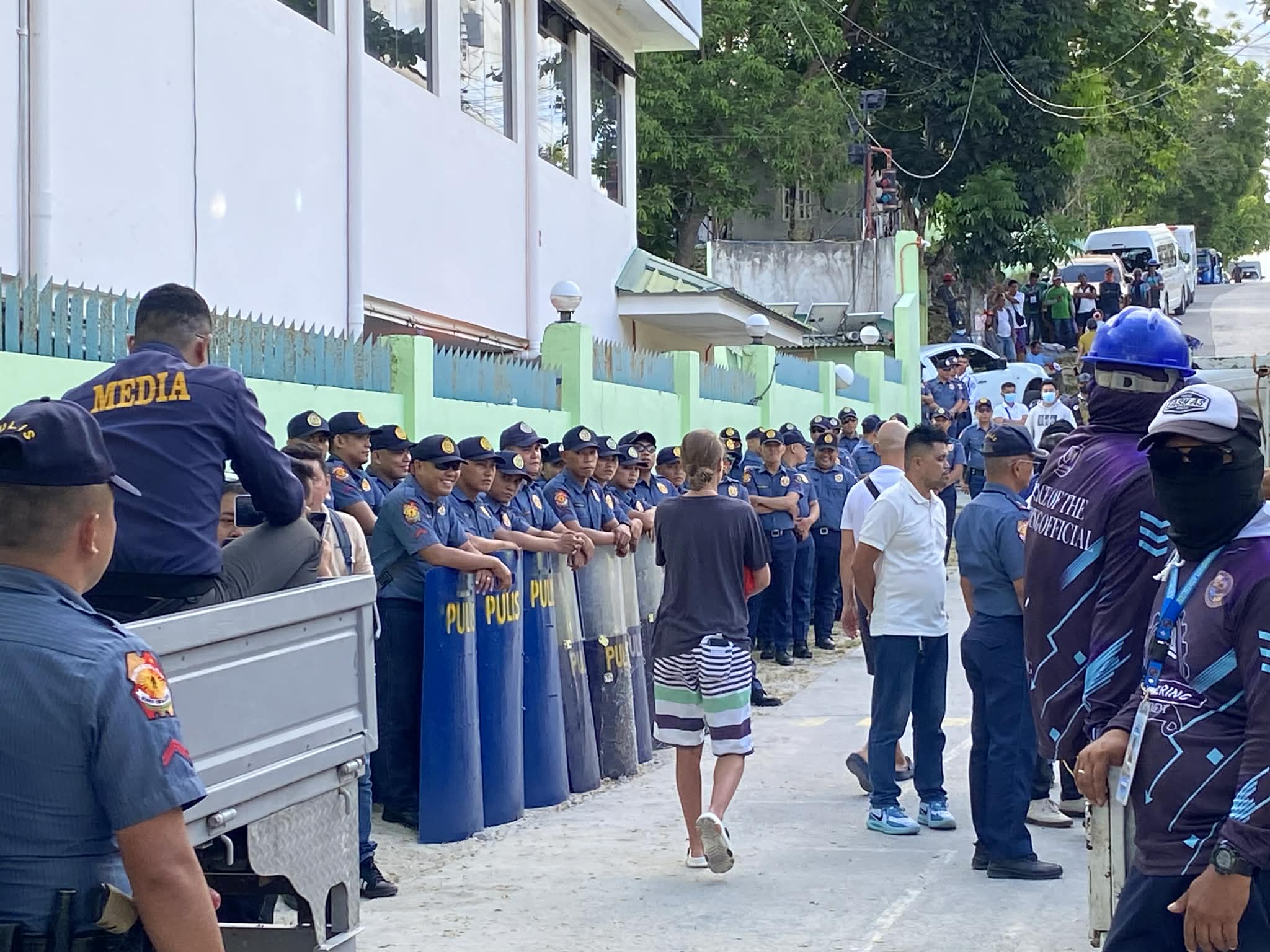 Demolition of resort gate in Panglao proceeds amid legal dispute