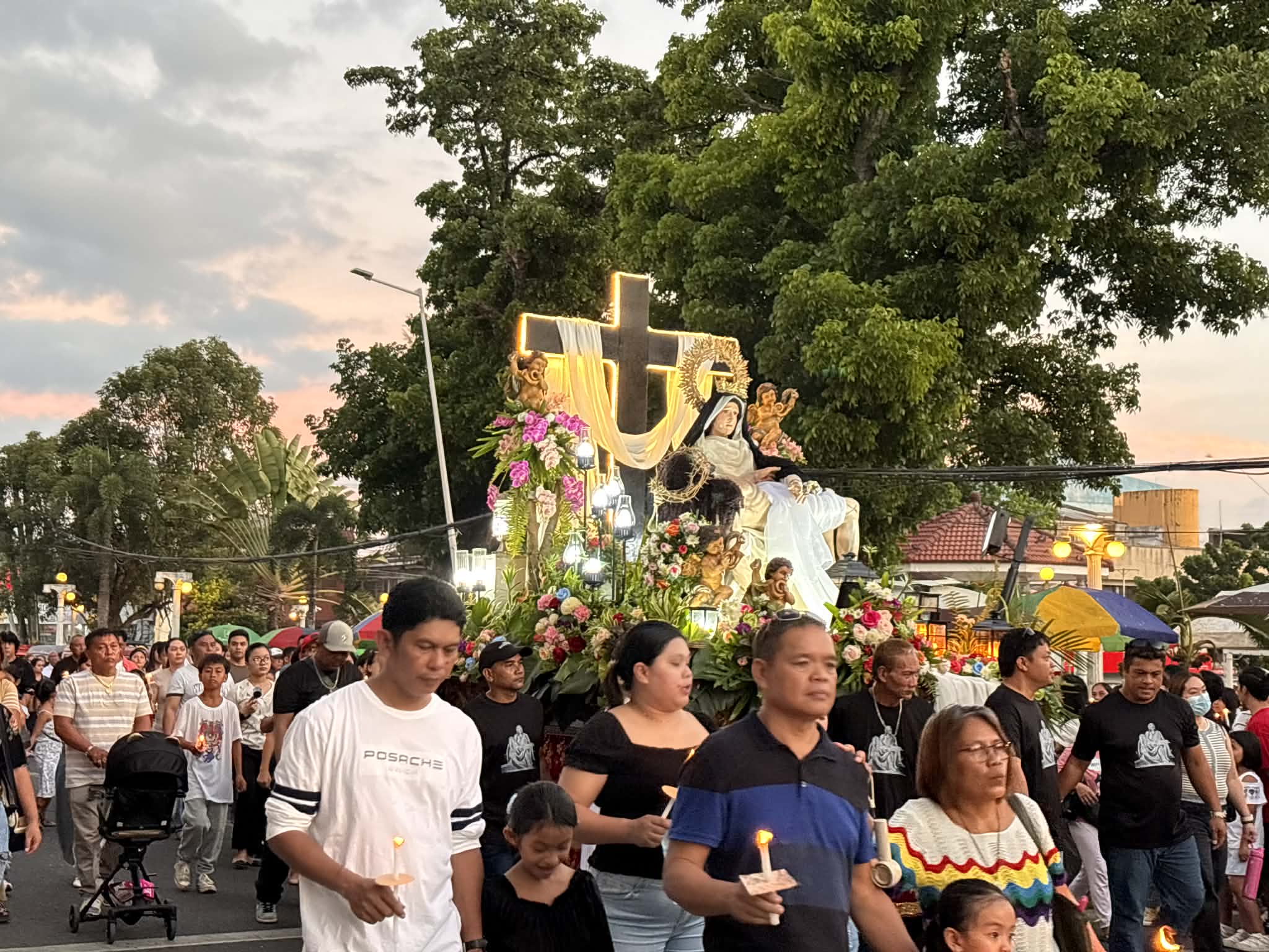 Devotees join Santo Entierro procession in Tagbilaran