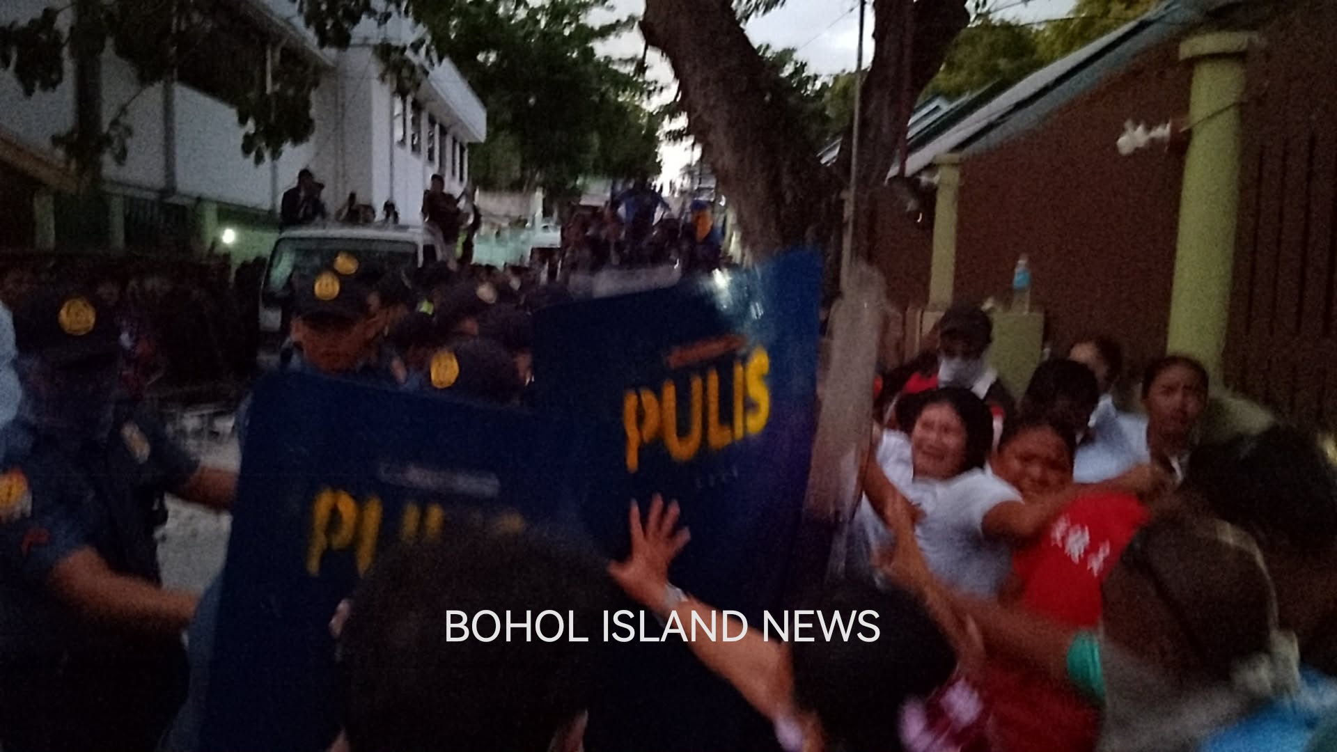 Dumaluan family protests Panglao gate demolition, cites ‘blatant violation’ of court order