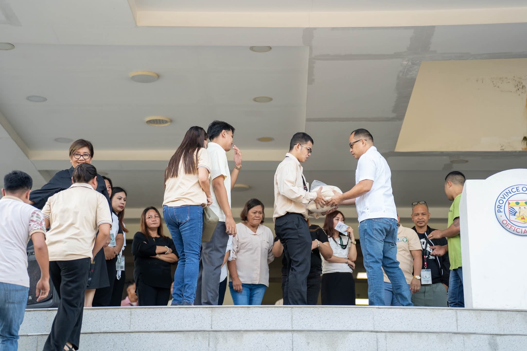Kapitolyo naghatag og 10 kilos nga bugas sa job-order workers