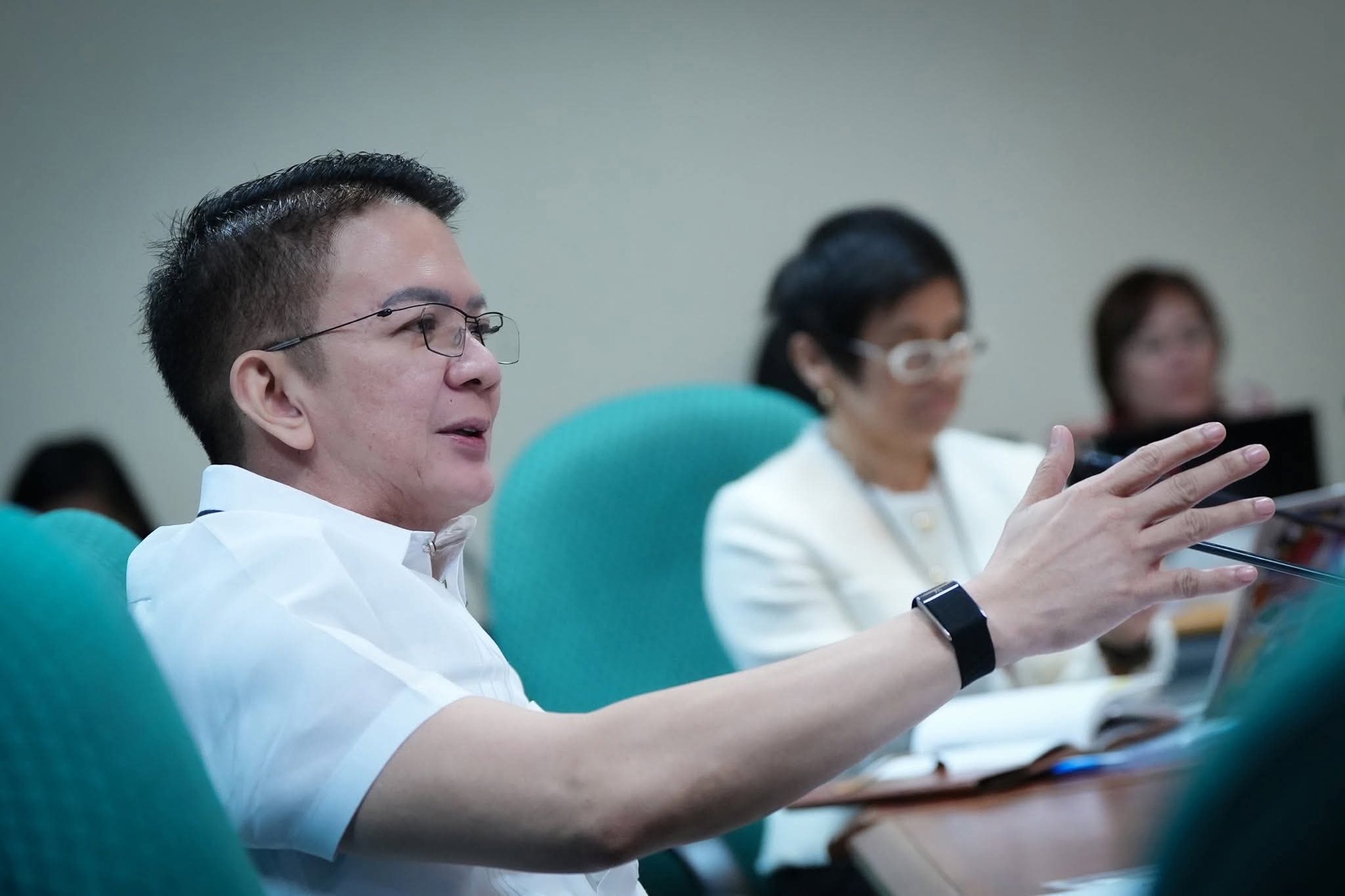 CHIZ URGES SENATE TO PASS BILL FIXING 5-YEAR TERM FOR BARANGAY, SK OFFICIALS