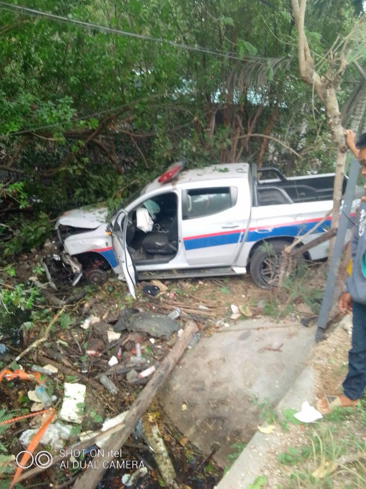 PNP patrol car crashes in Loay while transporting buy-bust evidence